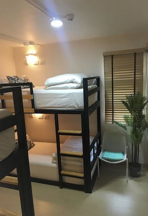 Quarto econômico, várias camas, banheiro compartilhado | Cofres nos quartos, Wi-Fi de cortesia, roupa de cama