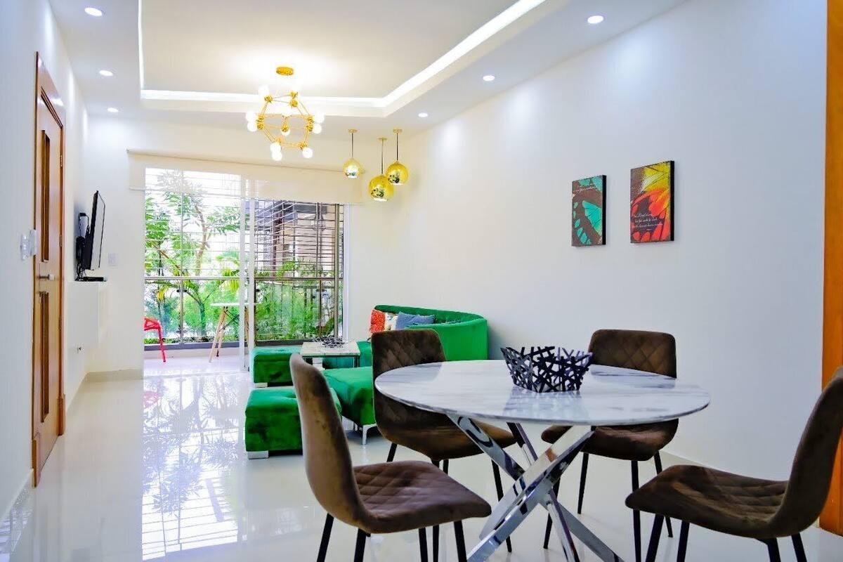 Exclusive Apartment, 3 Bedrooms, Non Smoking | Ruang tamu | 32 inci sebuah televisyen pintar dengan kabel, TV, Netflix