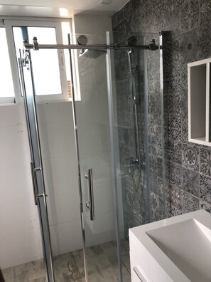 Apartemen Eksklusif, 3 kamar tidur, Bebas Asap Rokok | Kamar mandi | Perlengkapan mandi gratis dan handuk