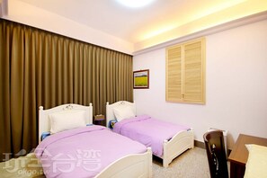 A hotel room with two single beds, a desk, a chair, a window with shutters, a picture on the wall, and a curtain. - Shuanghui Garden B&B (New Taipei City)