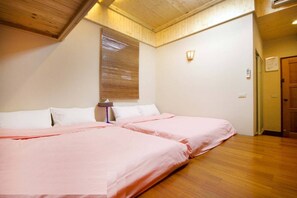 Quadruple Room (Atiic) | Desk, free WiFi, bed sheets - Shuanghui Garden B&B (New Taipei City)