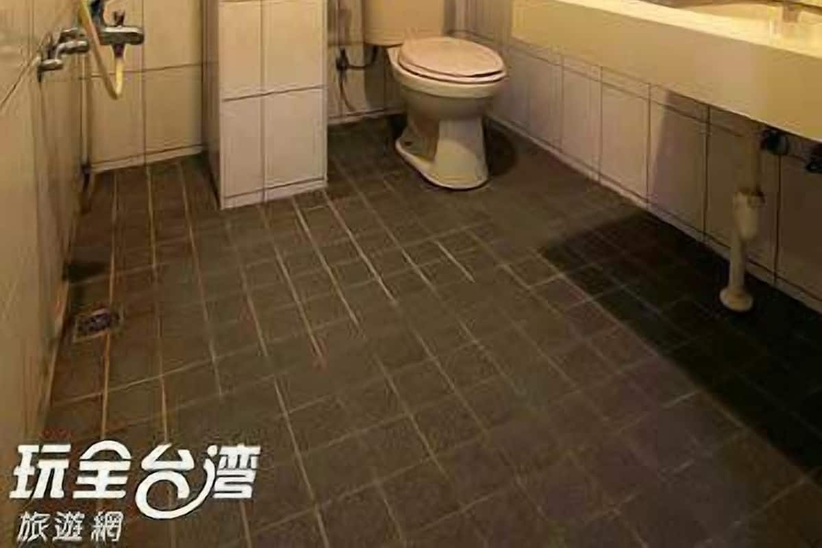Room for 6 Persons | Bathroom | Shower, free toiletries, hair dryer, slippers
