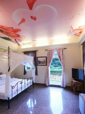 A bedroom with a four-poster bed, a television, and a balcony with curtains. - Shuanghui Garden B&B (New Taipei City)
