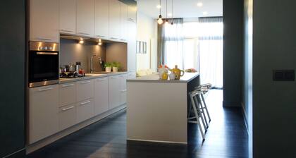 Magnificent Luxury Apartment in Townhouse - Garage, Garden, Terrace, near metro