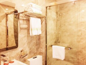 Shower, free toiletries, hair dryer, slippers - Zhu Ying Art Hotel (Guangzhou)