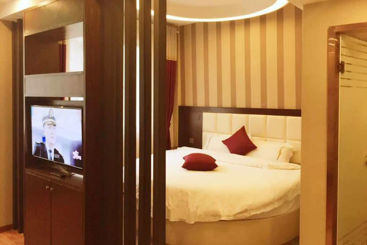 Suite | Desk, blackout drapes, free WiFi