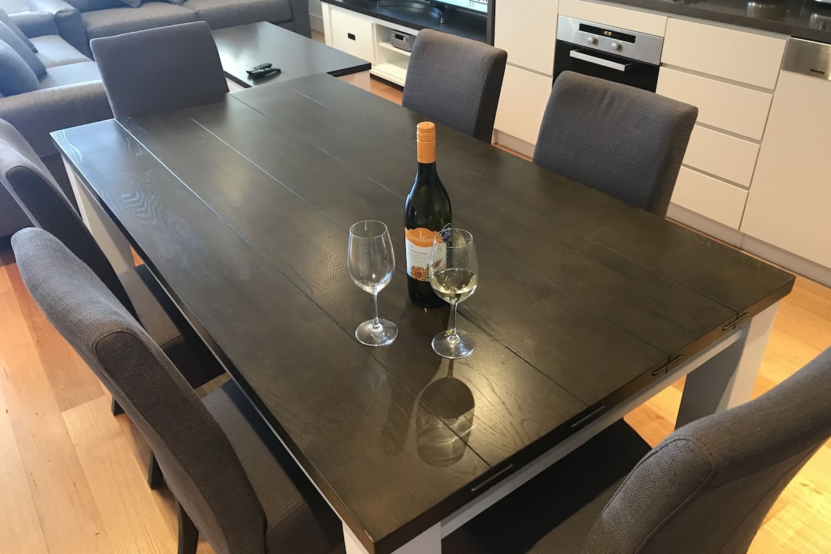 executive apartment, 2 bedrooms, partial ocean view | in-room dining