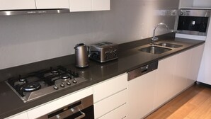 Apartemen Eksekutif, 2 kamar tidur, pemandangan laut sebagian | Dapur pribadi