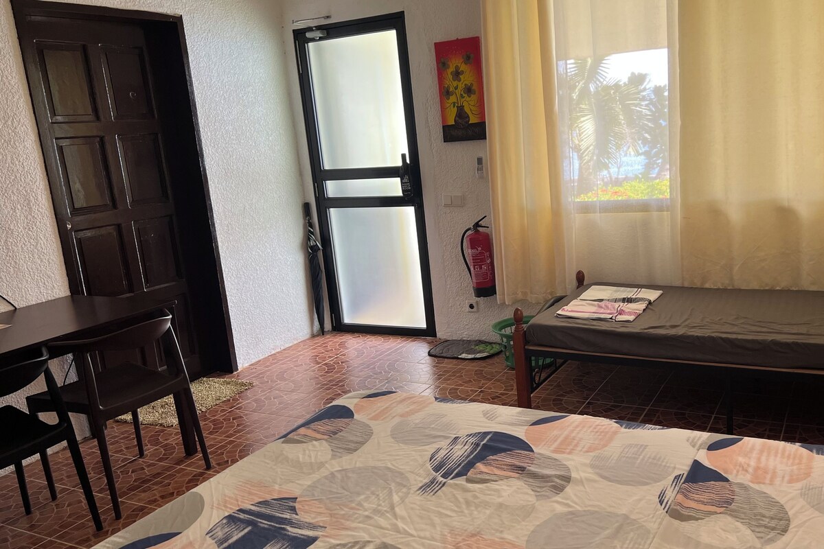 Classic Room (King Room) | In-room safe, desk, WiFi (free), bed sheets