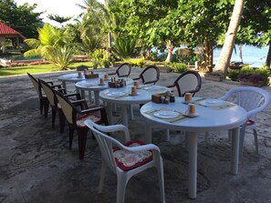 تناول الطعام بالخارج