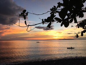 على الشاطئ، رمال سوداء، الغوص باستخدام المعدات