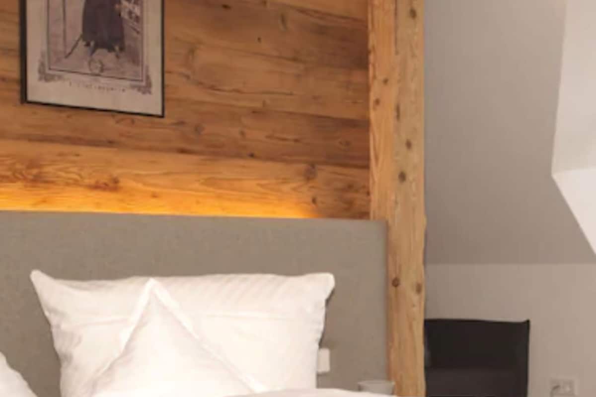 Habitación doble, balcón (East side) | Ropa de cama hipoalergénica, escritorio, insonorización y wifi gratis