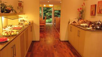 Free daily buffet breakfast