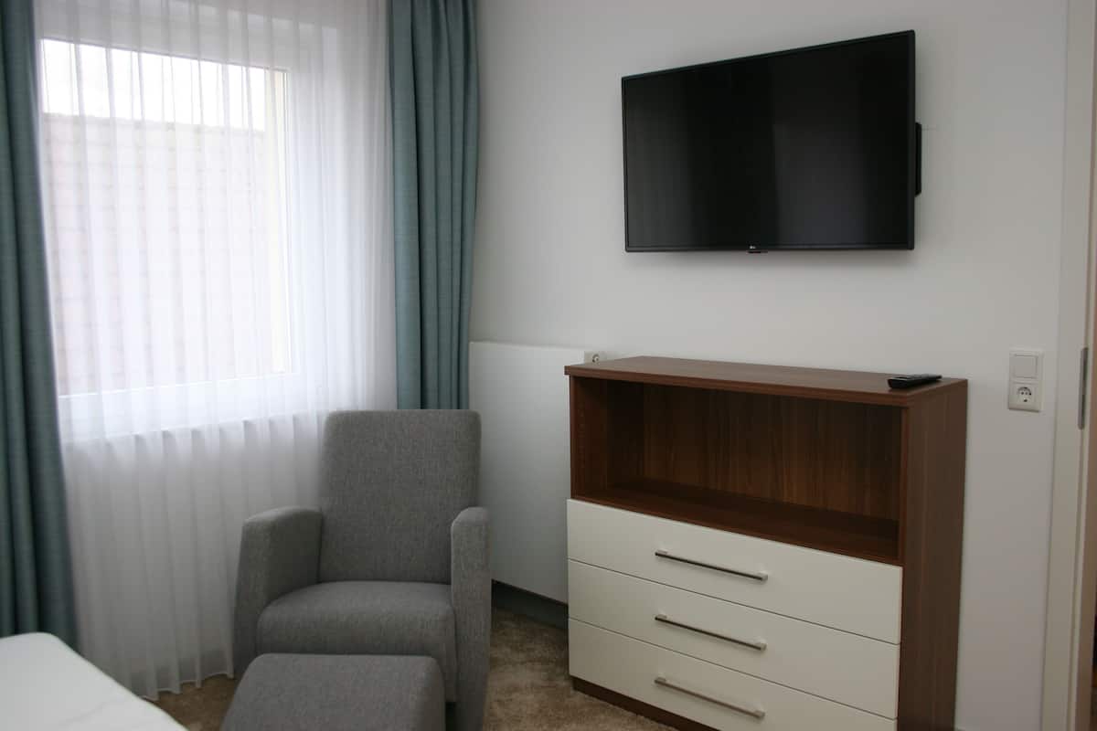 Escritorio, cortinas blackout y camas plegables/adicionales 