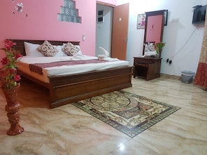 Cofres nos quartos, cortinas blackout, ferros/tábuas de passar roupa