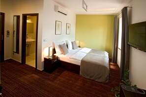 In-room safe, desk, blackout curtains, free WiFi - Hotel Lahofer (Znojmo)