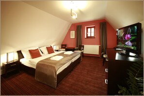 In-room safe, desk, blackout curtains, free WiFi - Hotel Lahofer (Znojmo)