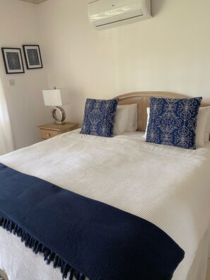 3 bedrooms, iron/ironing board, travel cot, WiFi - Directly opposite Mullins Beach with  private plunge pool  & amazing sea views (Speightstown)