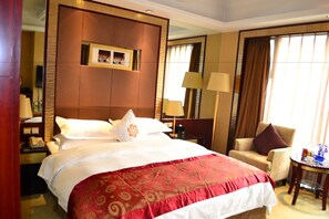 Escritorio, cortinas blackout y wifi gratis