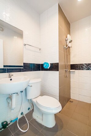 Shower, free toiletries, hair dryer, towels