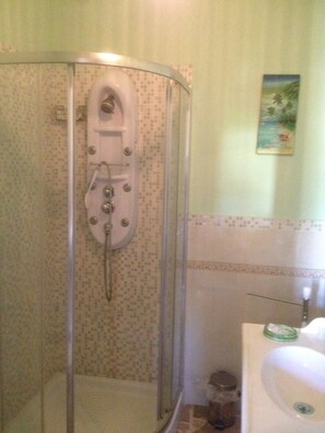 Dusche, kostenlose Toilettenartikel, Haartrockner, Bademäntel