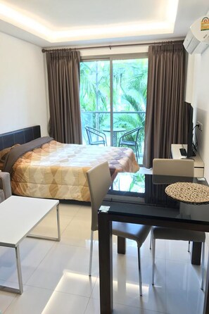 Studio Room | Blackout drapes, rollaway beds, free WiFi