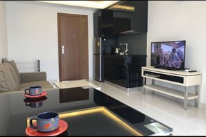 1 Bedroom Apartment | Area keluarga | TV layar datar
