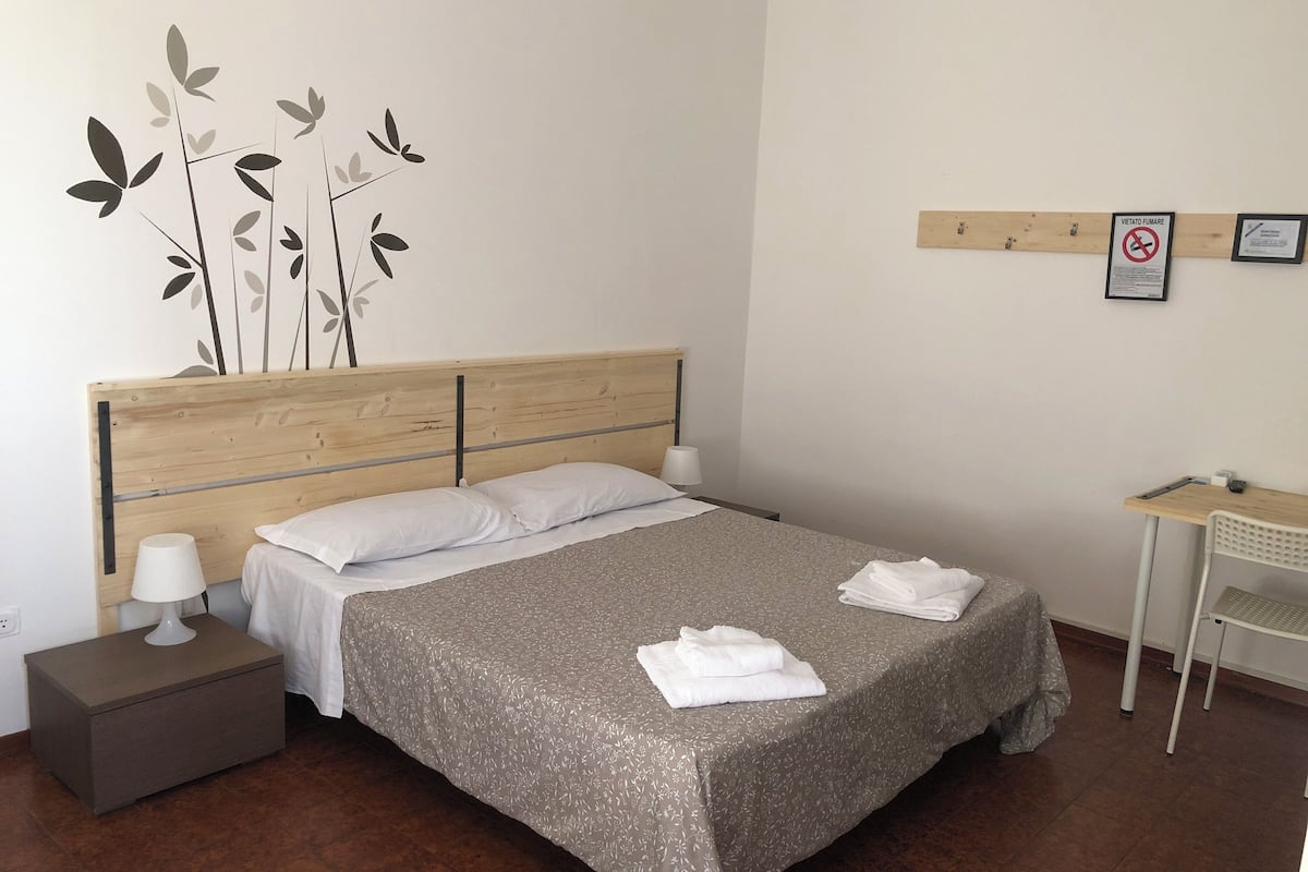 Desk, soundproofing, rollaway beds, free WiFi
