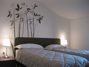 Doppel- oder Zweibettzimmer, Gemeinschaftsbad | Schreibtisch, schallisolierte Zimmer, Zustellbetten, kostenloses WLAN