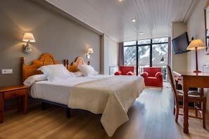 خزنة داخل الغرفة ومكتب وستائر تعتيم وواي فاي مجانًا