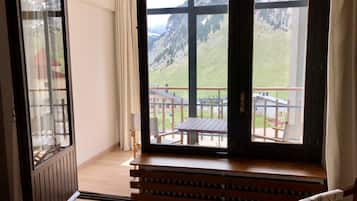 Superior tweepersoonskamer, uitzicht op bergen | Een kluis op de kamer, een bureau, verduisterende gordijnen, gratis wifi