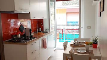 Fridge, oven, stovetop, coffee/tea maker