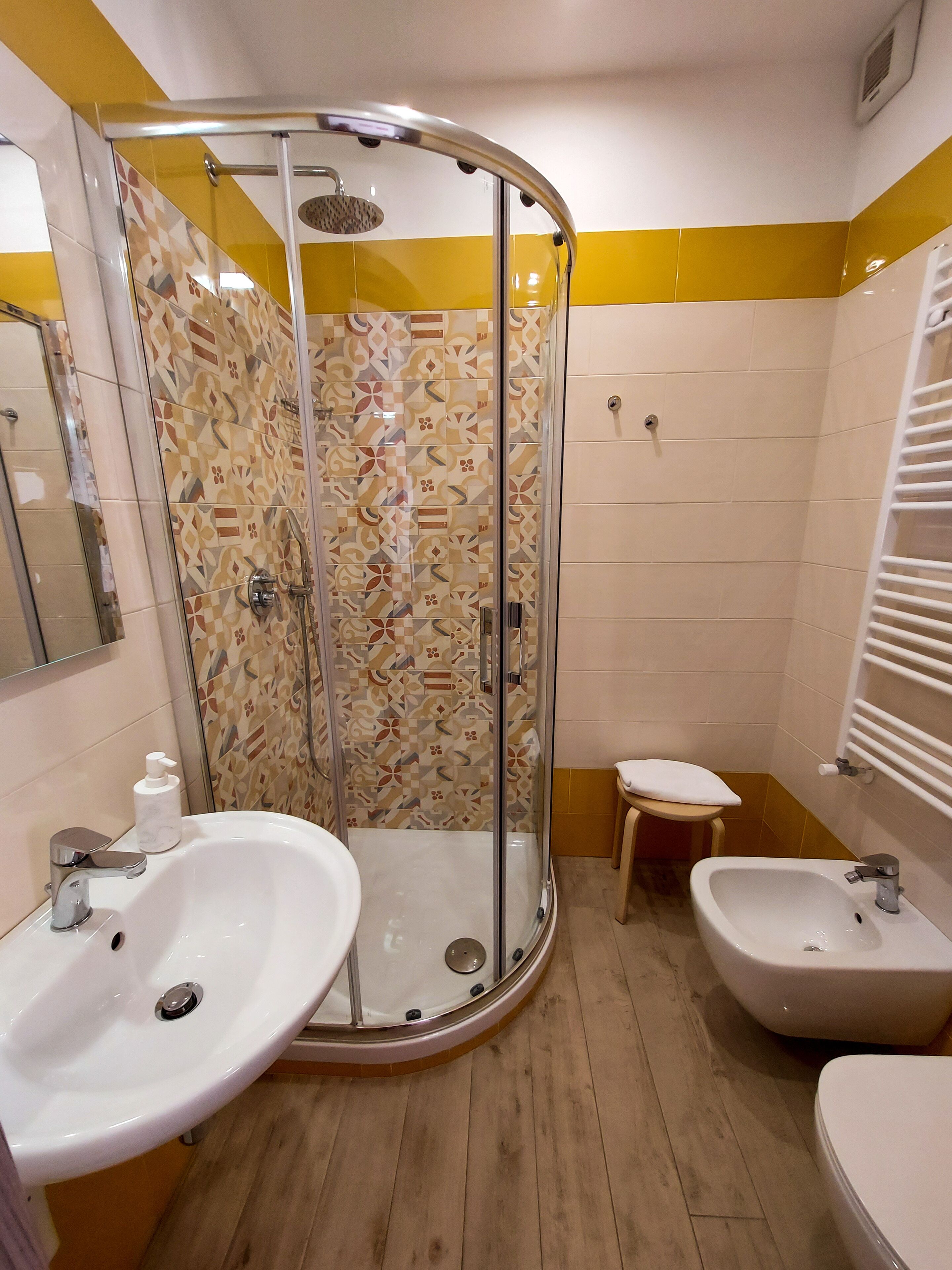 Dusche, Bidet, Handtücher