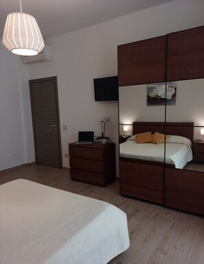 1 slaapkamer, een strijkplank/strijkijzer, gratis wifi, beddengoed