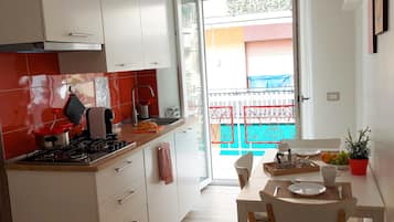 Frigorífico, horno, tostadora y trona infantil