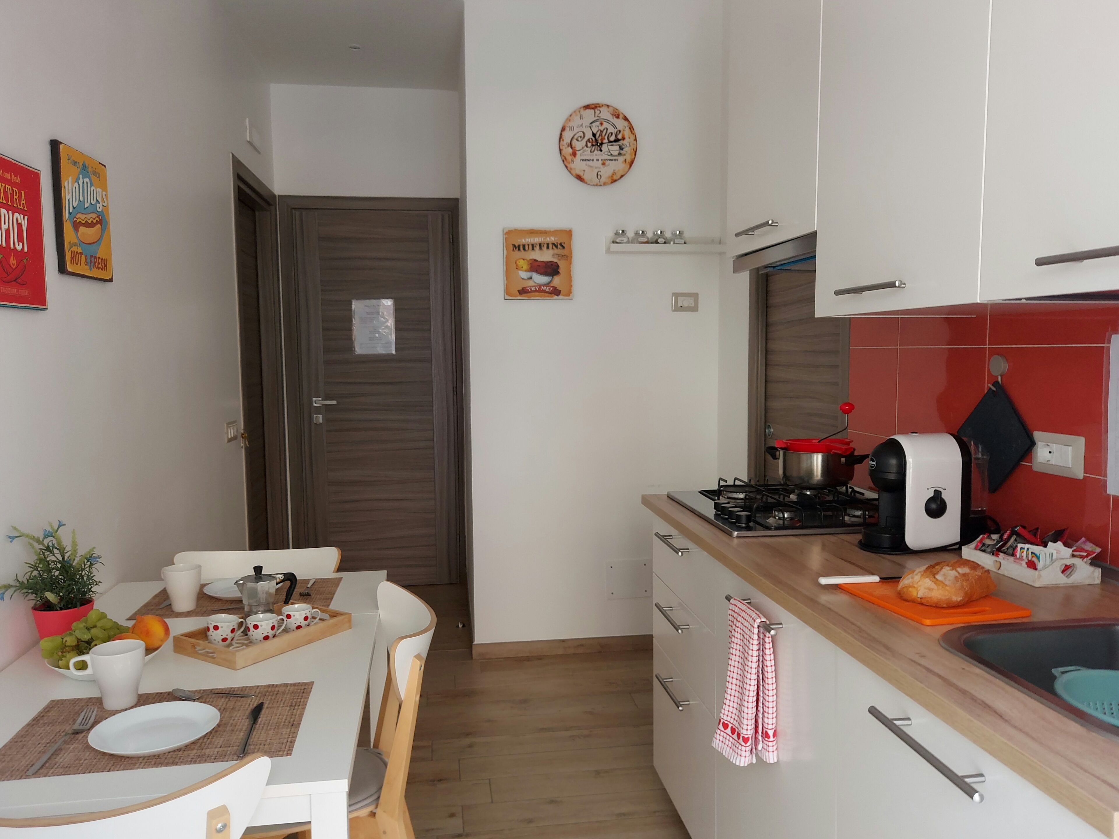 Frigorifero, forno, tostapane, seggiolone