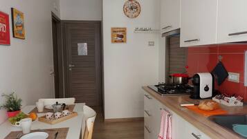 Frigorifero, forno, tostapane, seggiolone