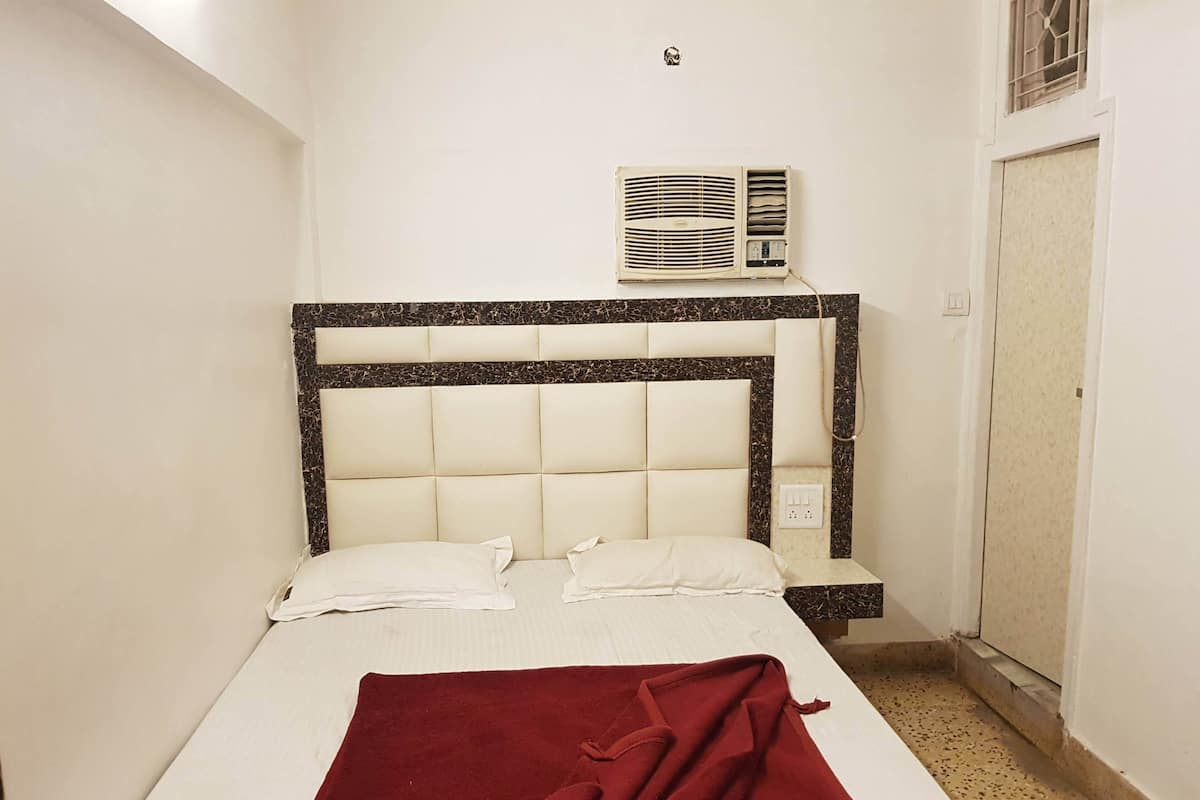 Basic Double Room, 1 Double Bed, Non Smoking | Free WiFi