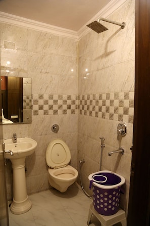 Deluxe Double Room, 1 Queen Bed, Non Smoking | Bathroom | Shower, towels