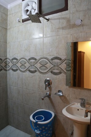 Habitación básica doble, 1 cama doble, no fumadores | Baño | Ducha y toallas