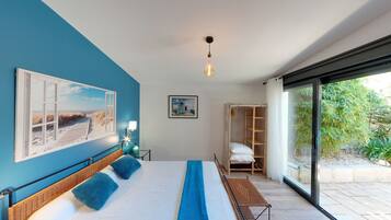 6 slaapkamers, een strijkplank/strijkijzer, reisbedje, gratis wifi