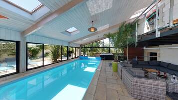 Een binnenzwembad, een verwarmd zwembad
