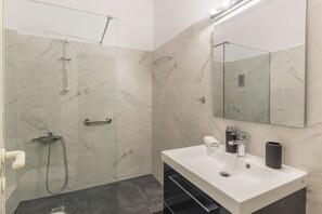 Családi apartman, 2 hálószobával | Fürdőszoba | Ingyenes piperecikkek, hajszárító, törölközők és szappan
