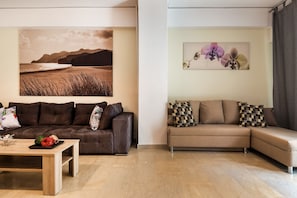 Apartamento família, 2 quartos | Sala de estar | TV de tela plana 42 polegadas com canais via satélite, TV, Netflix