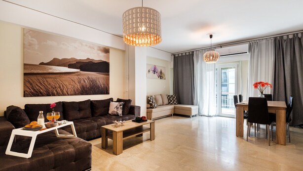 Ein stilvolles Wohnzimmer mit Sofa, Couchtisch und Essbereich.