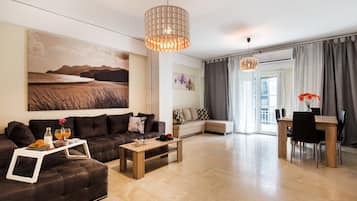 Apartamento familiar, 2 habitaciones | Sala de estar | Televisión de pantalla plana de 42 pulgadas con canales por satélite