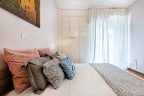 Apartamento família, 2 quartos | 2 quartos, escrivaninha, ferros/tábuas de passar roupa, berços grátis