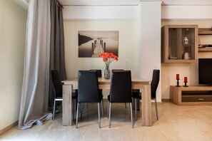 Apartamento família, 2 quartos | Opções para refeição no quarto
