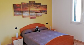 1 bedroom, desk, bed sheets