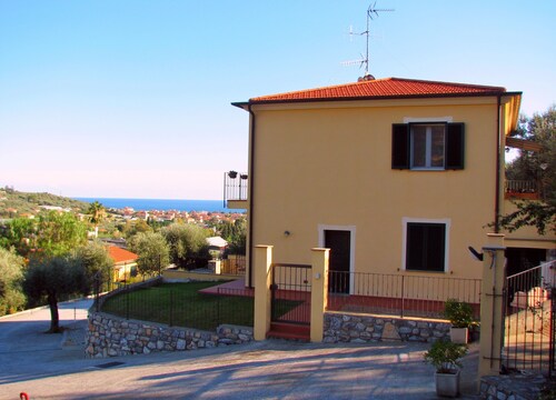 La Meloria: Private Terrace and Garden with BBQ - 2 Km from Diano Marina Beaches